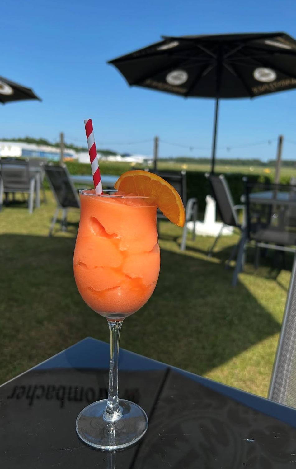 Paar mit Cocktails